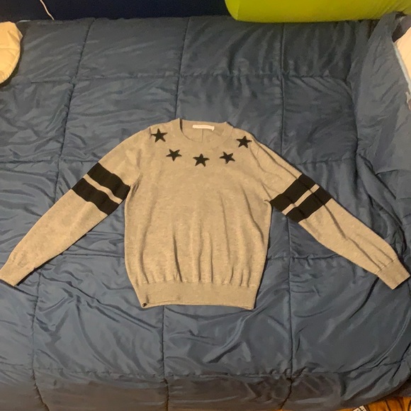 Authentic Star-patch Wool-knit Givenchy sweater. Worn once. 10/10 Condition. (M) - Picture 3 of 4
